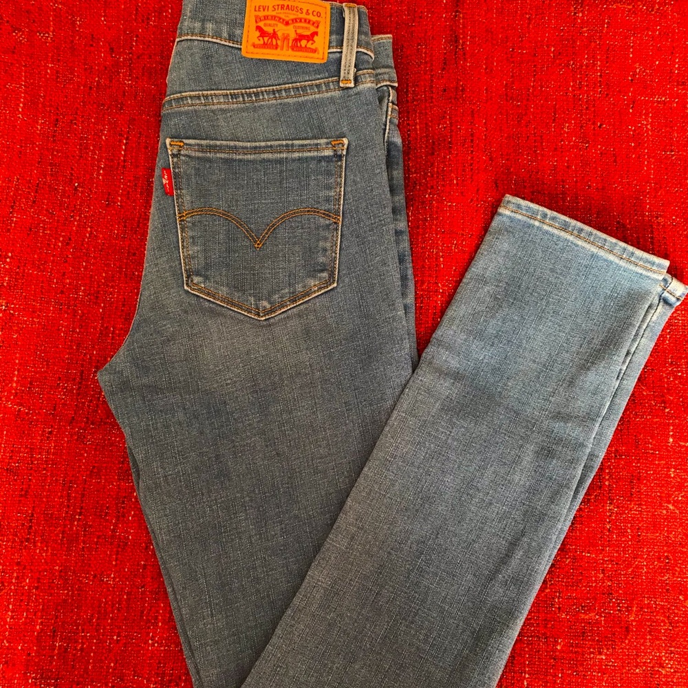 Levi 311 Shaping Skinny. Size W26L30